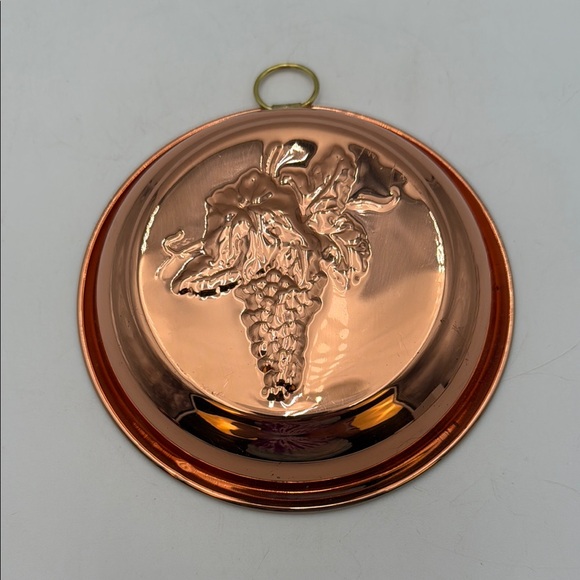 Round Copper Mold Wall Hanging with Grape Design - Picture 1 of 16